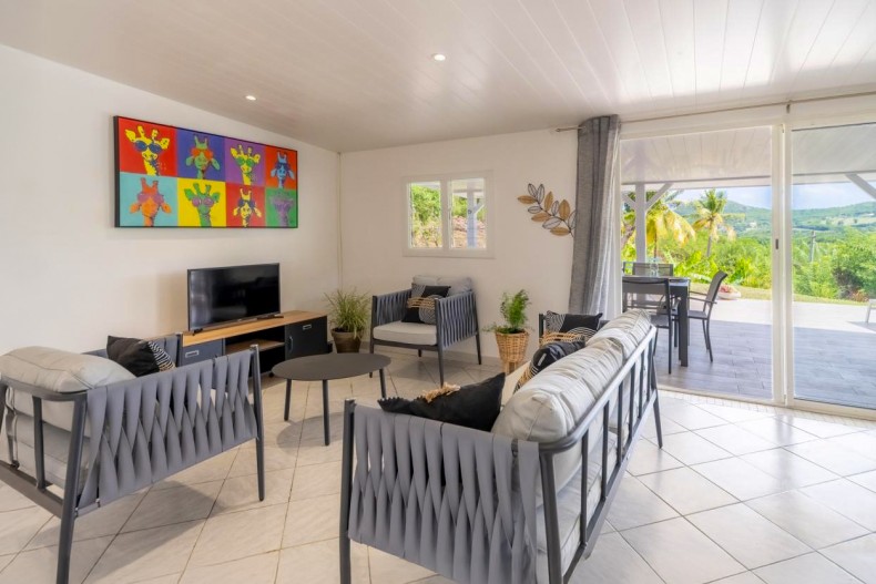Bungalow sainte anne avec piscine salon tv