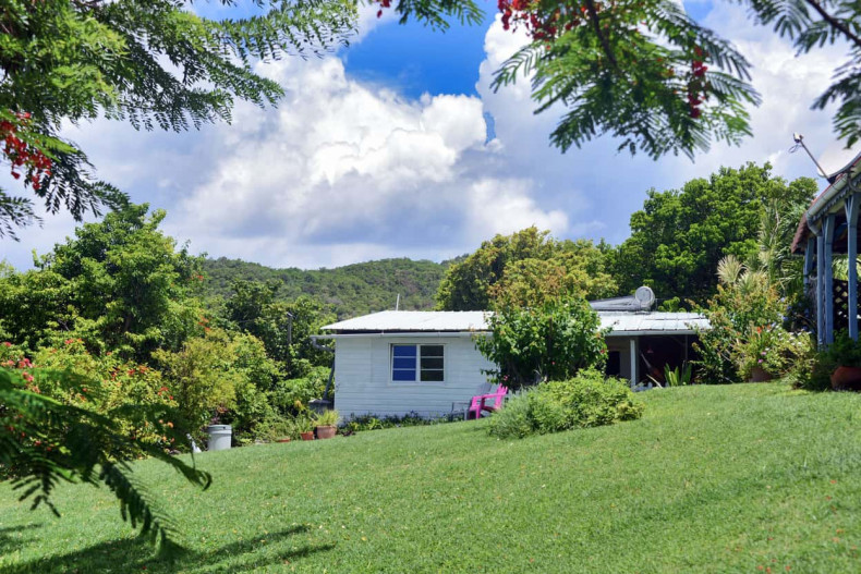 La cabane vue du jardin