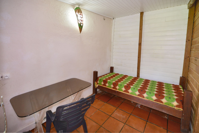 Le bureau avec 1 lit simple