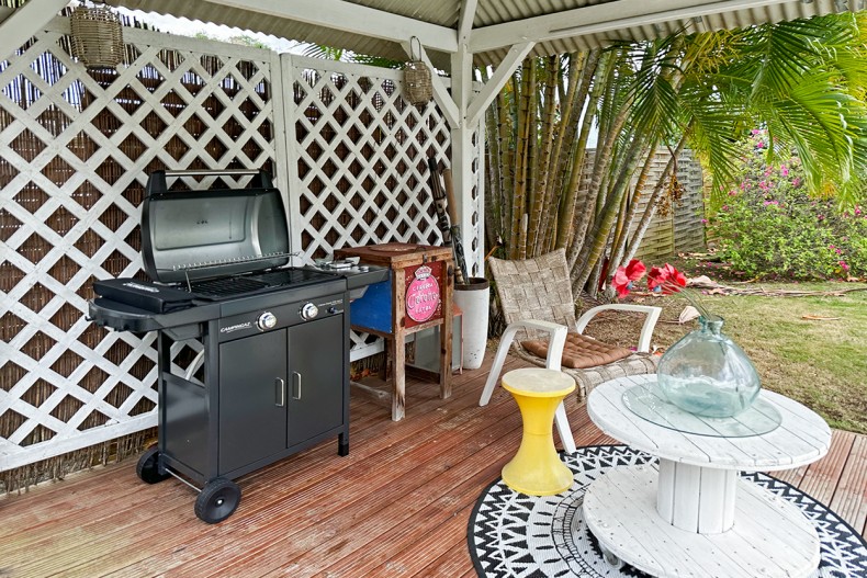 Le kiosque sur la piscine
