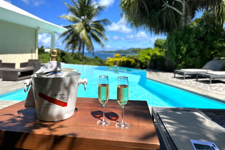 Champagne piscine maison d'rchitecte Martinique