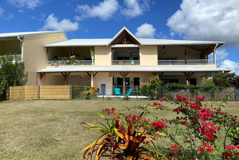 Dans un petit bâtiment tranquille