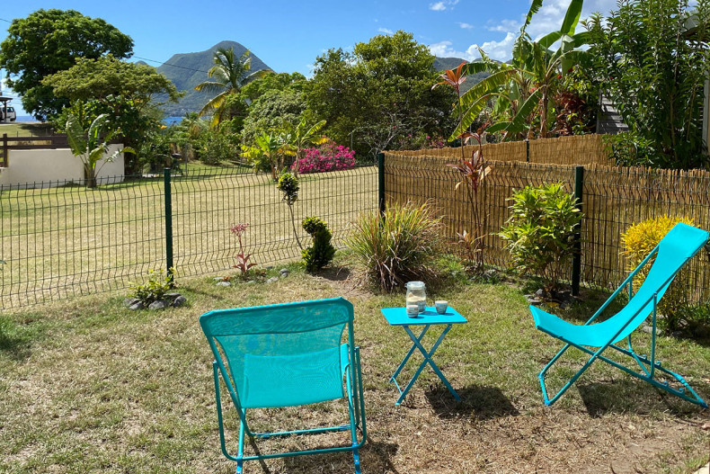 Petite vue sur la mer et la femme couchée