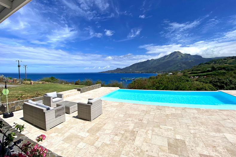 La piscine face à la Montagne Pelée