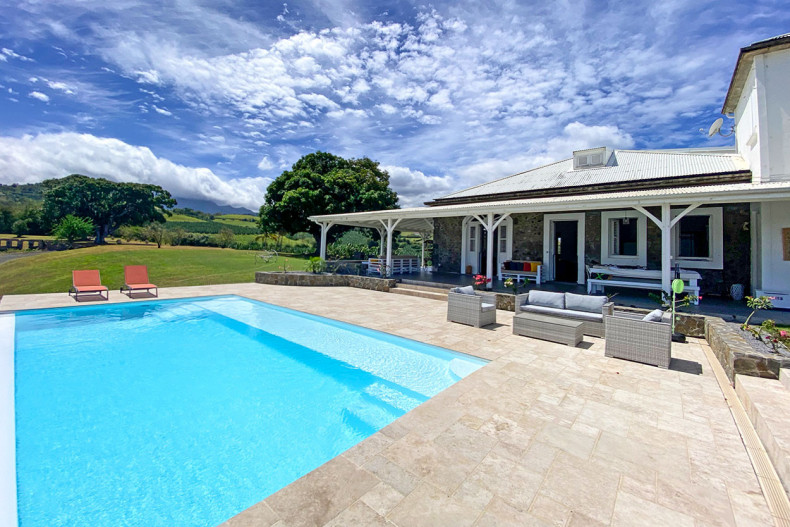 Au bord de la piscine