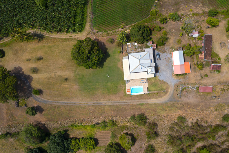 La villa et la piscine sur la gauche