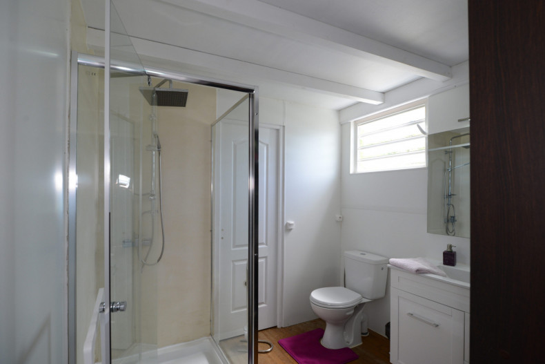 La salle d'eau dans la chambre 1