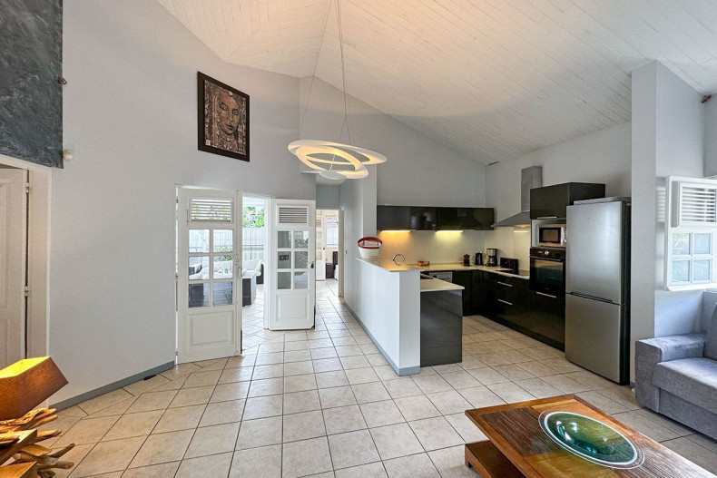 Location villa piscine tois ilets cuisine Line