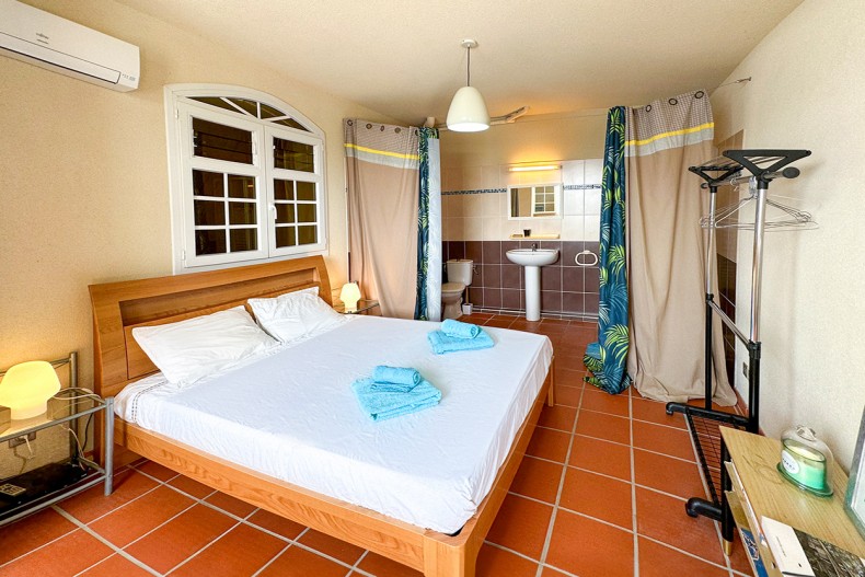 La quatrième chambre et sa salle d'eau au rez de jardin, pour un couple indépendent