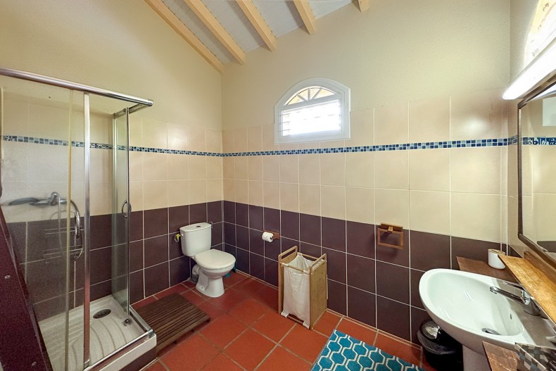 La salle d'eau à l'étage, dans le couloir, entre les deux chambre