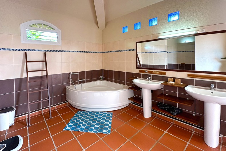 La salle de bain de la suite, plus cabine de douche et wc séparés