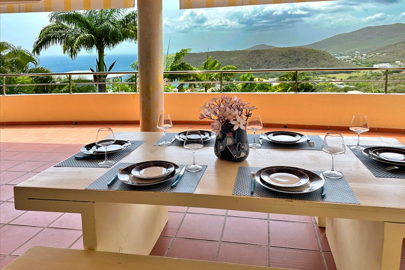 déjener sur une terrasse face à la mer