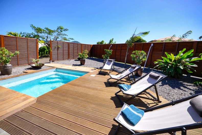 Repose au bord de la piscine Martinique