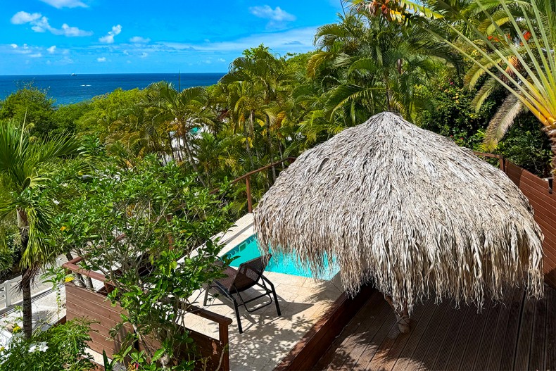 location Vue turquoise Parasol piscine Tartane Martinique vue mer