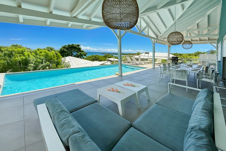 Salon piscine location Villa Martinique Diamant 13 pers