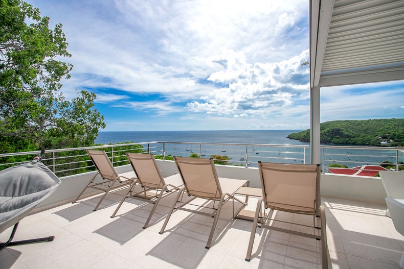 Les transats sur la terrasse supérieure