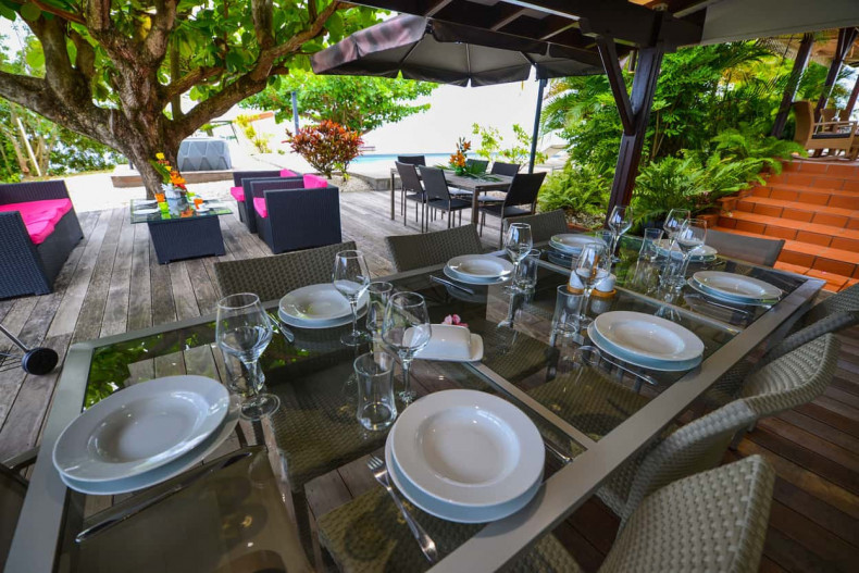 A table sur la terrasse