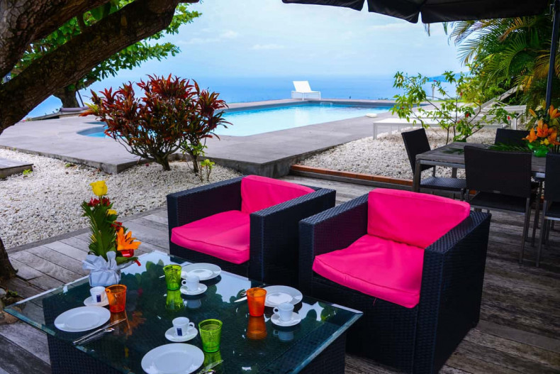 Le petit déjeuner au bord de la piscine