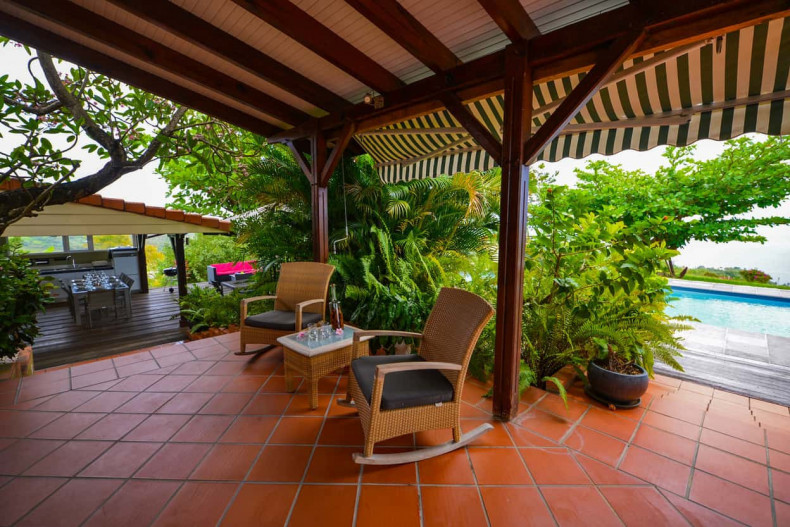 Sur la terrasse de la maison