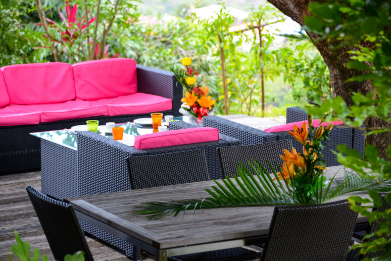 Le salon et table de jardin