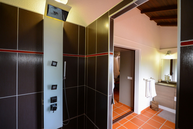 La salle d'eau de la suite