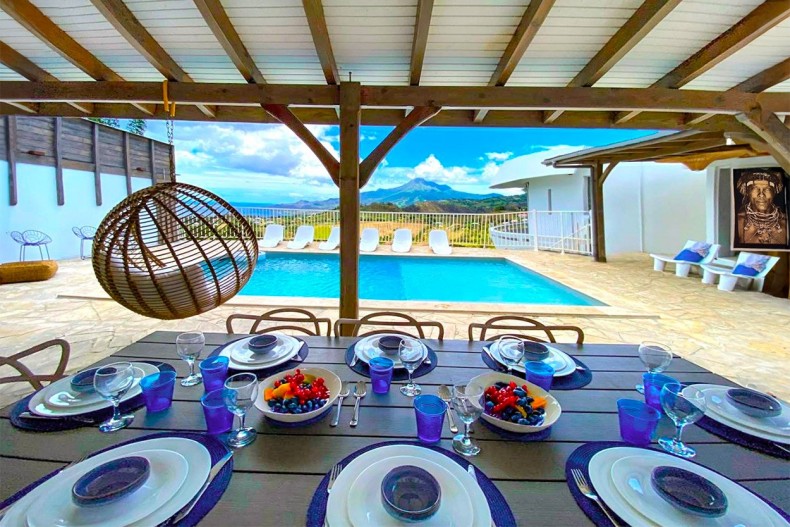 Salle à manger sous terrasse