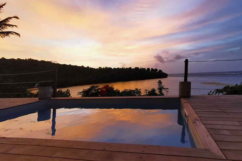 Location villa piscine bord de mer Martinique