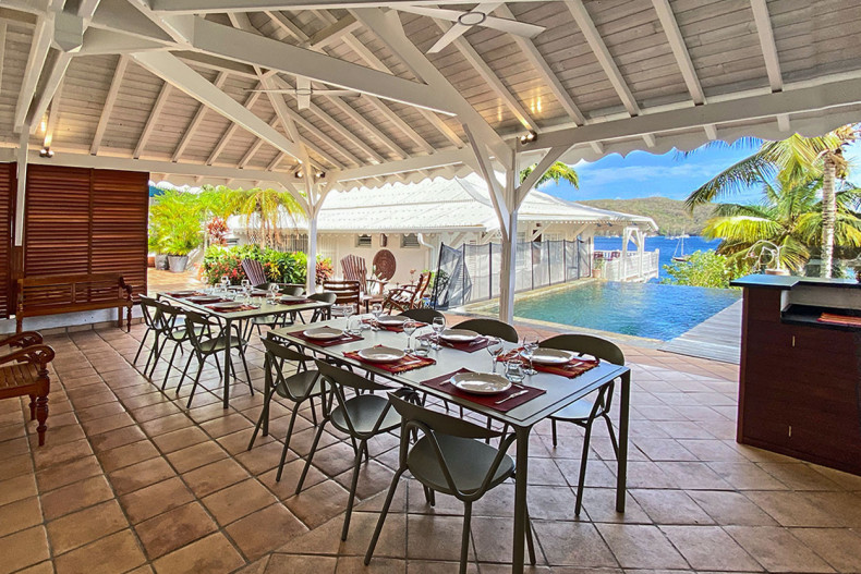 Magnifique salle à manger sous terrasse