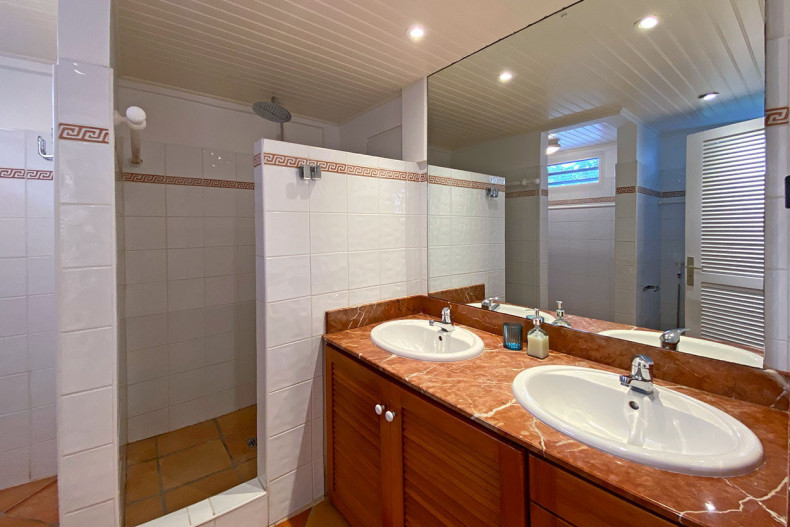 Salle d'eau de la première suite
