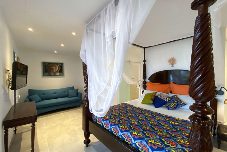 La suite du bungalow devant piscine
