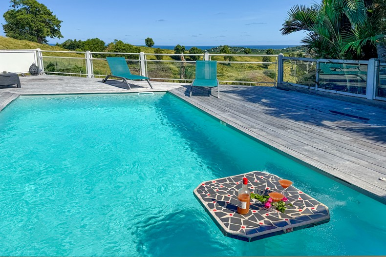 Petit Bungalow le François table piscine