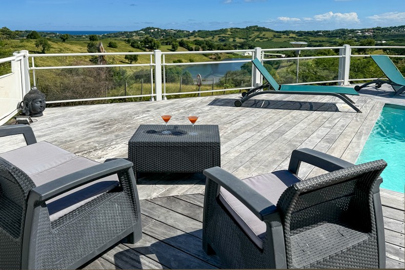 Petit Bungalow le François salon piscine