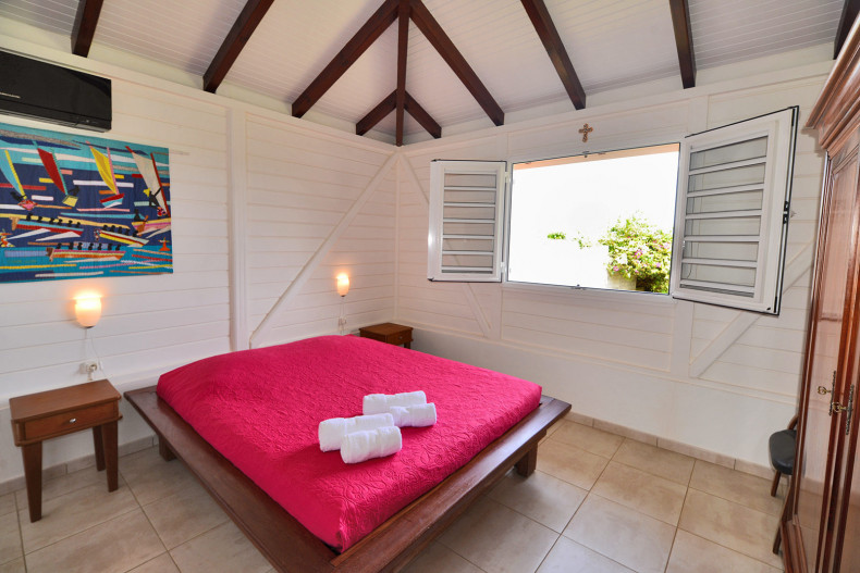 La première chambre avec salle d'eau