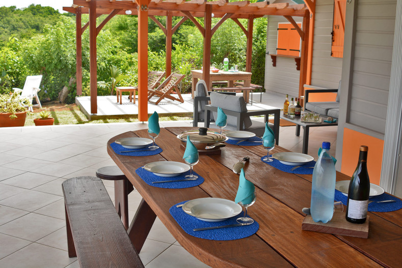 Petite maison La salle à manger sur la terrasse
