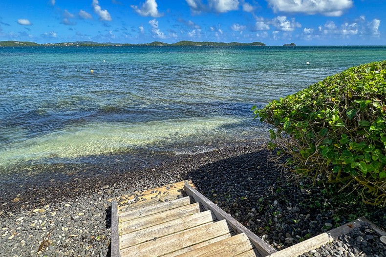 Accès direct à la mer Plage sable Blanc le robert