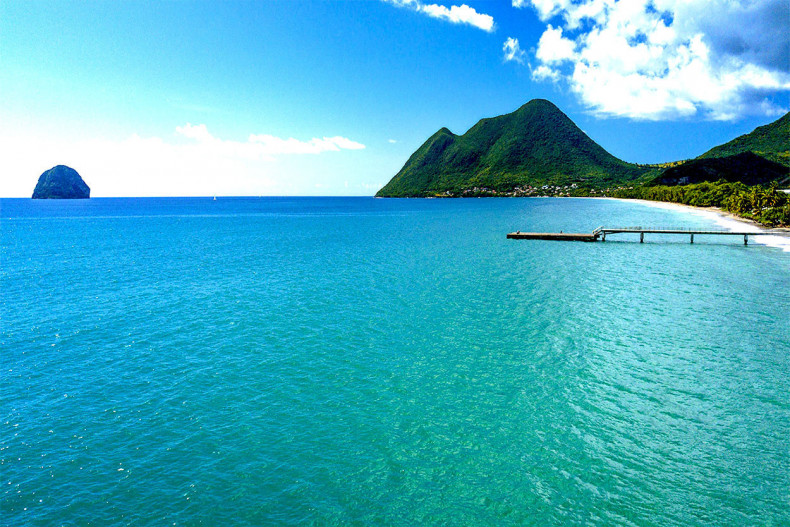 Rocher du diamant et femme couchee