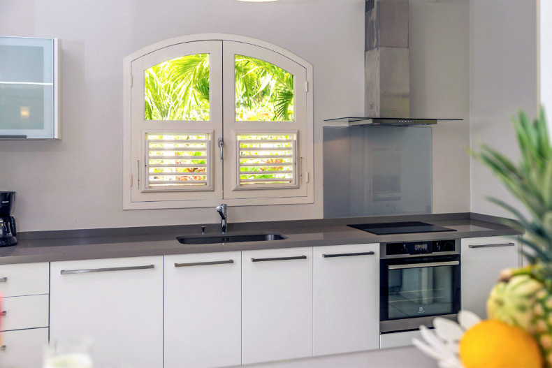 Cuisine ouverte sur le salon Villa Les Palmiers Campagne