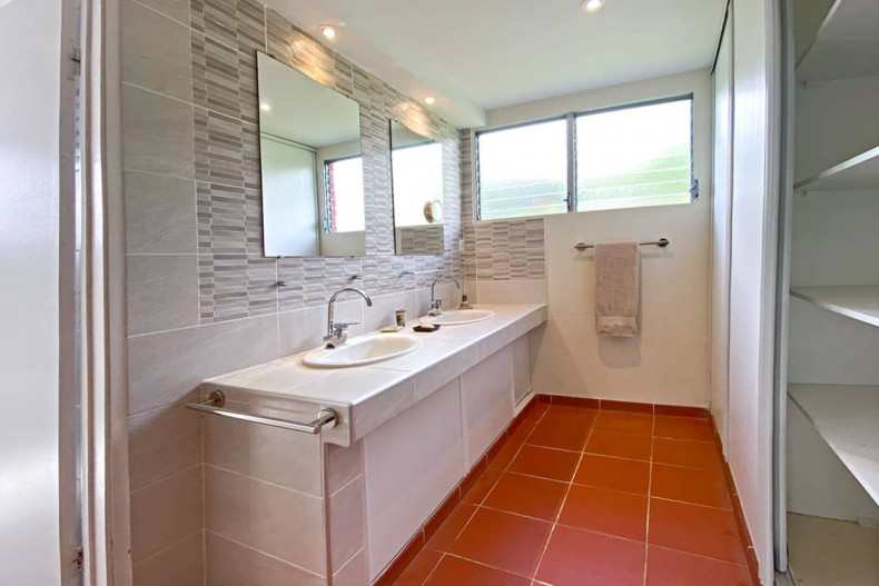 Les vasques atteantes à la salle d'eau du bungalow