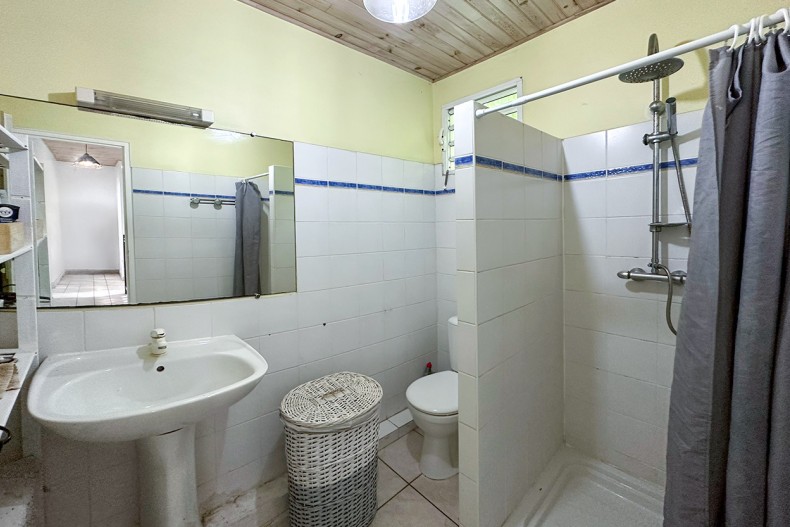 La salle d'eau commune aux chambres bleues lamentin