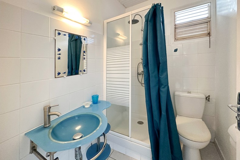 La salle d'eau des deux chambres