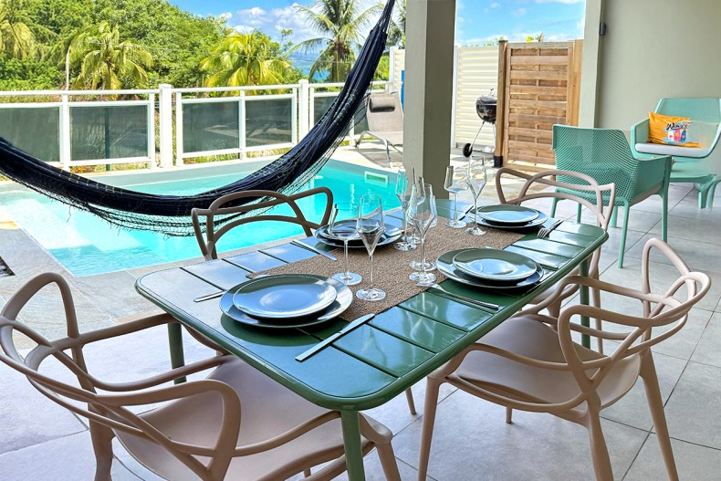 Salle à manger terrasse piscine