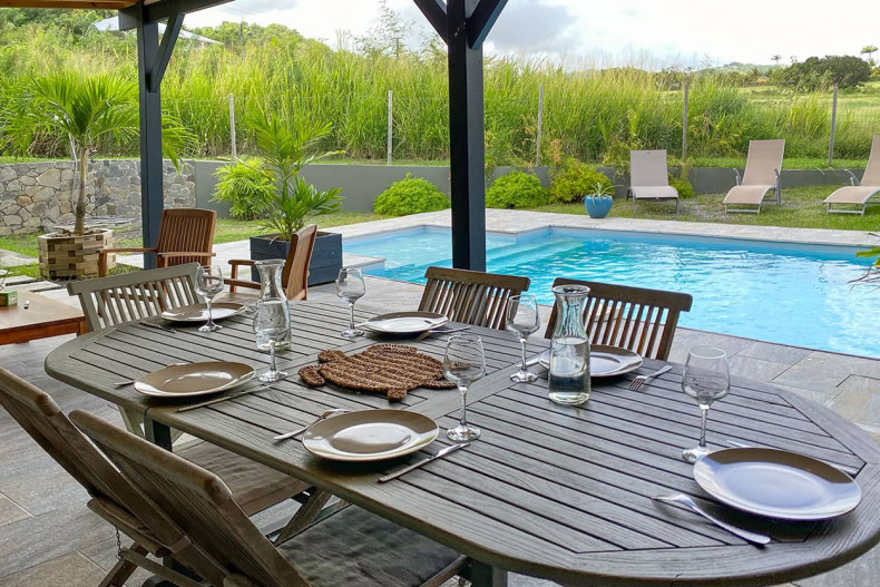 Location Villa Cap Est Pelican Bleu table