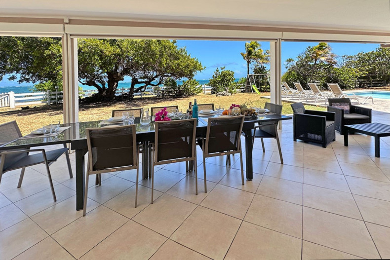 Salle à manger sur la terrasse