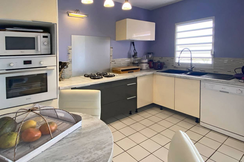 Sommets Anse mitan duplex cuisine table