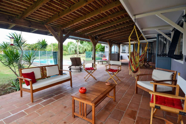 Le salon de jardin sous la terrasse