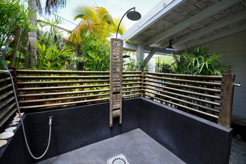 LOCATION MAISON TARTANE  douche extérieure