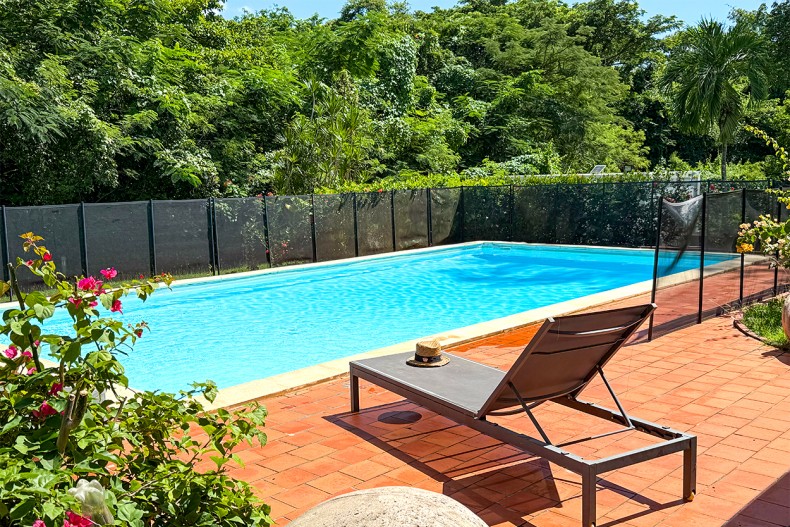 Location villa paisible le diamant piscine transat
