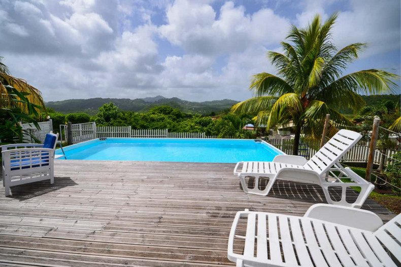 Tweety villa sainte Anne Martinique La piscine et une vue magnifique sur la campagne
