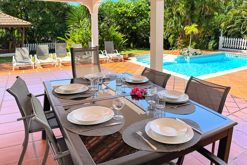 Première table sur la terrasse