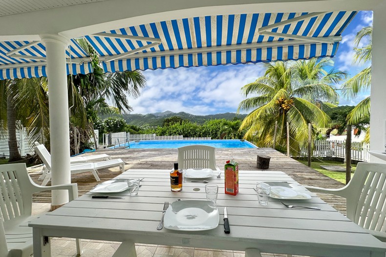 Tweety villa sainte Anne Martinique A table sur la terrasse